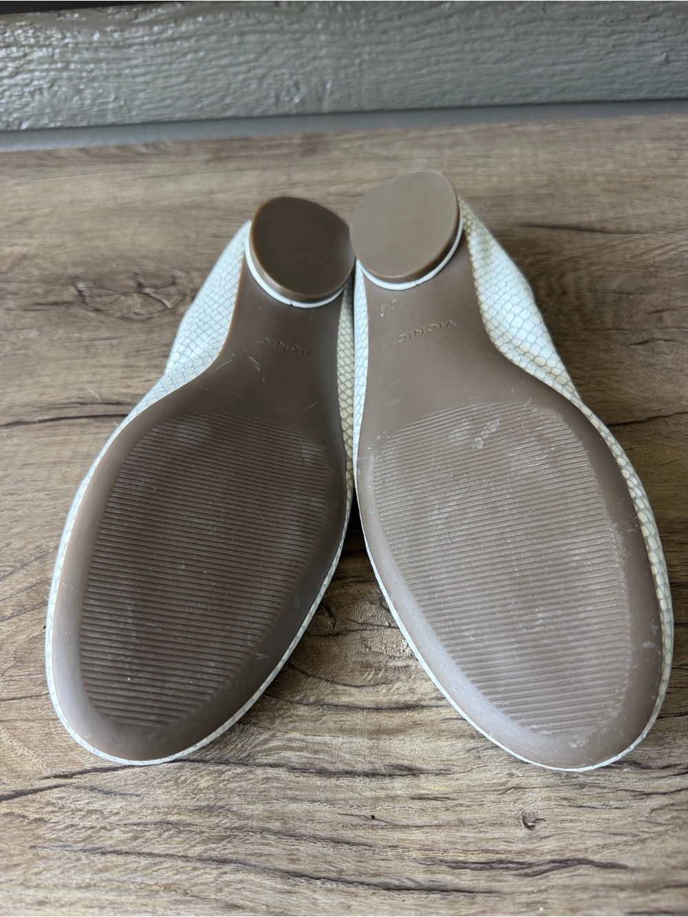 Vionic Women’s White Textured Slip-On Ballet Flats size 9.5 - Picture 7 of 8